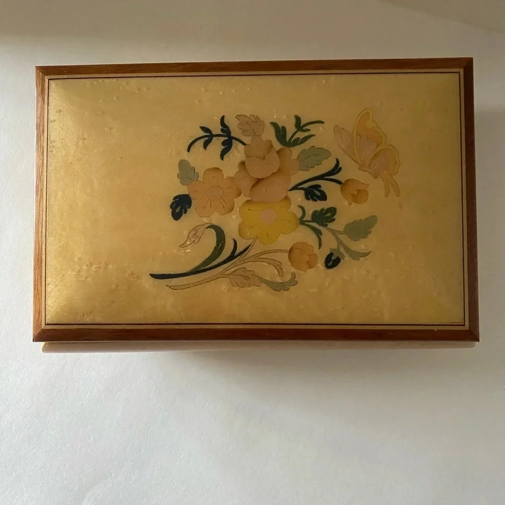 Beautiful vintage jewelry music box​